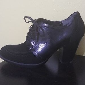 REACTION by Kenneth Cole black shooties